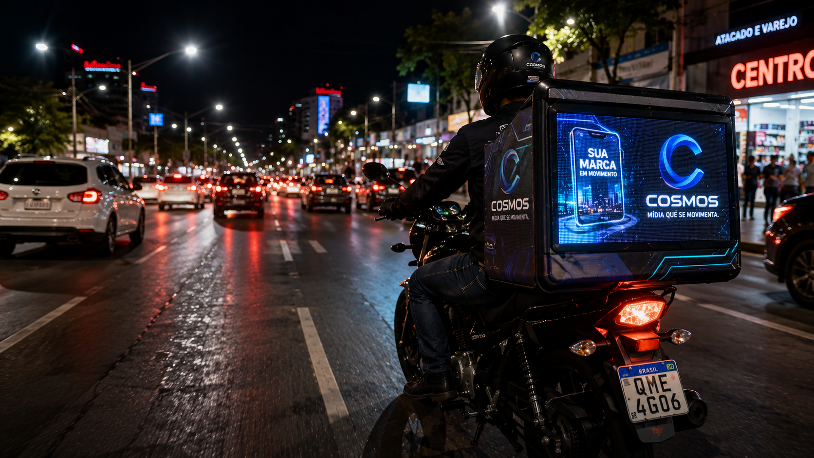 Moto COSMOS com painel de LED iluminado circulando à noite pelas ruas de Manaus