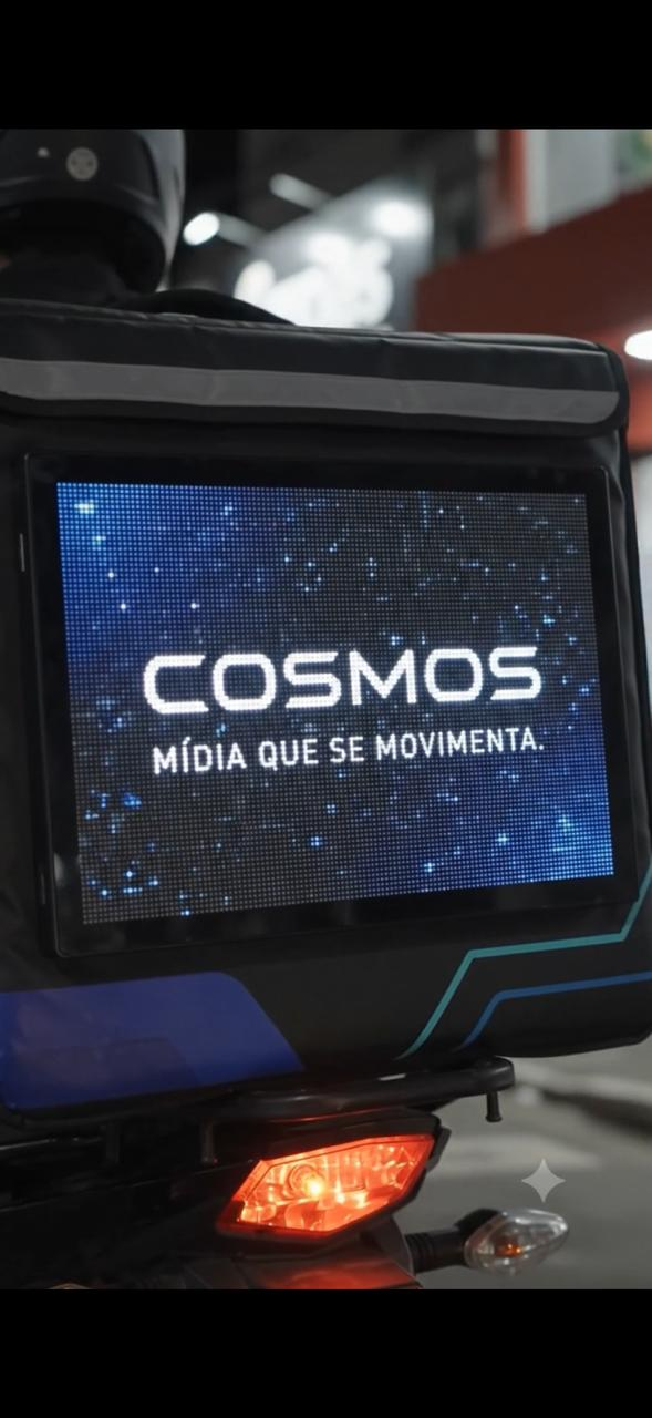 Close do painel digital COSMOS instalado na traseira da moto